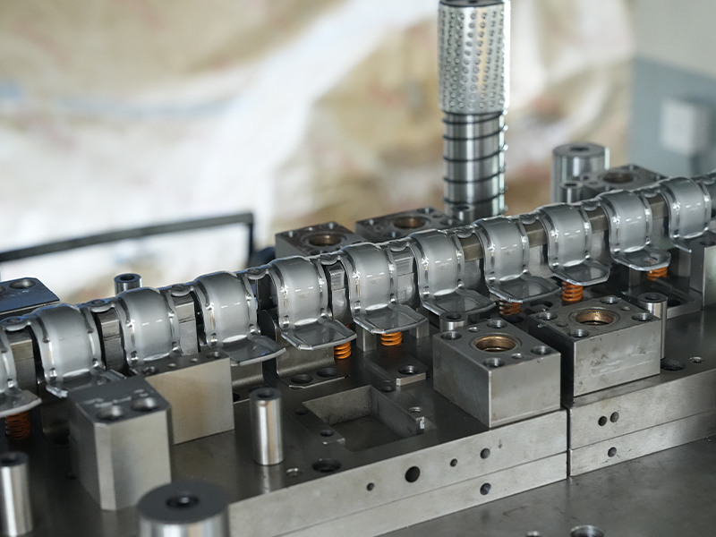 Wat gebeurt er in een fabriek om metalen stempelende onderdelen te maken?